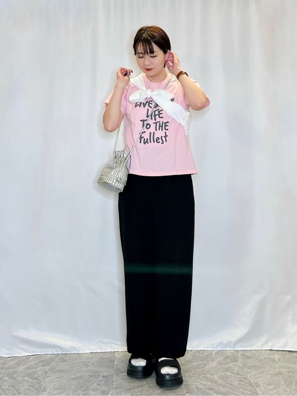 ホワイト系のシャツ/ブラウス、ピンク系のTシャツ/カットソー、ブラック系のその他パンツを着用したレディースの春コーディネートの1枚目の写真