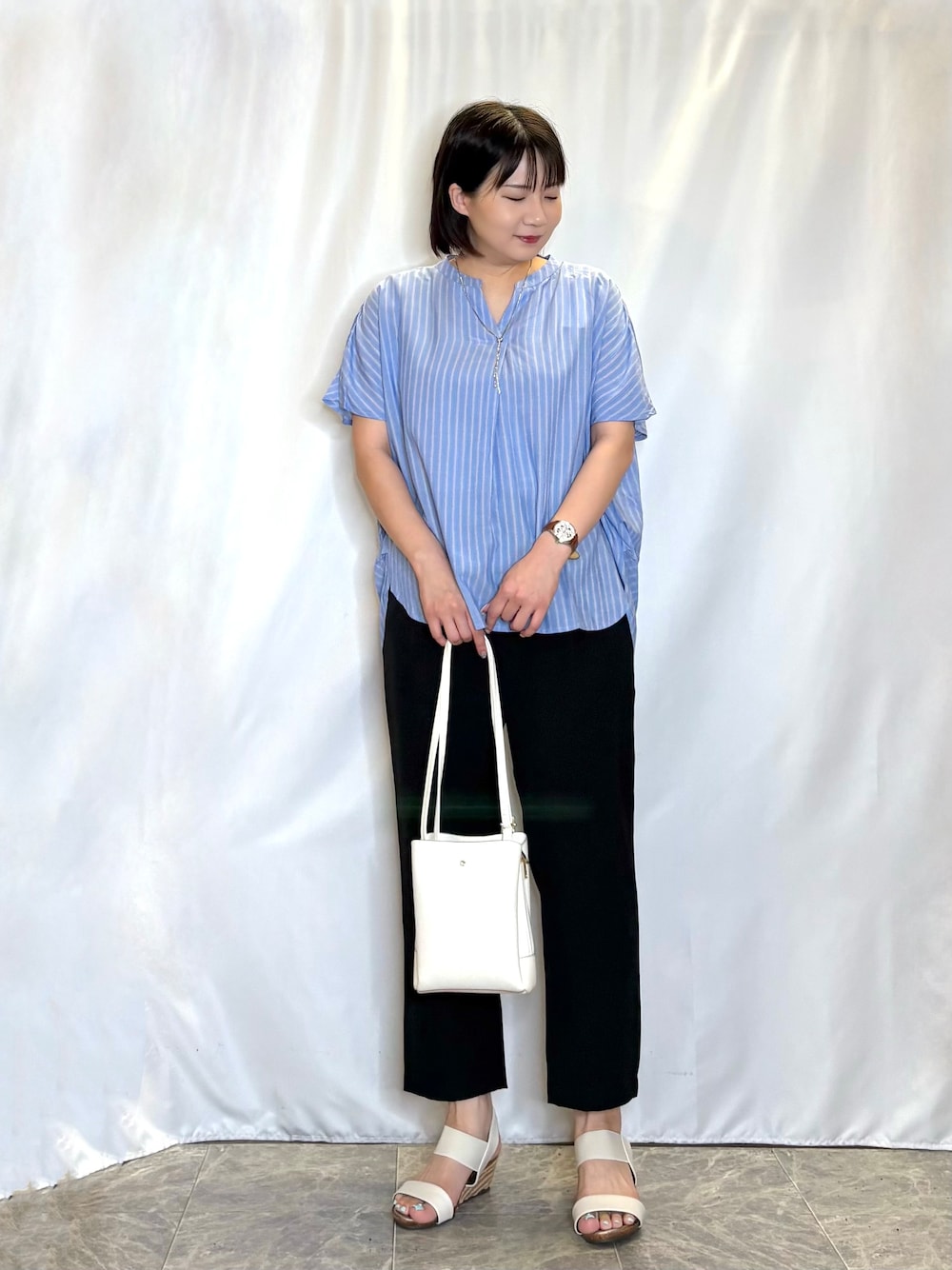 ブルー系のシャツ/ブラウス、ブラック系のその他パンツ、ホワイト系のサンダルを着用したレディースの夏コーディネートの1枚目の写真