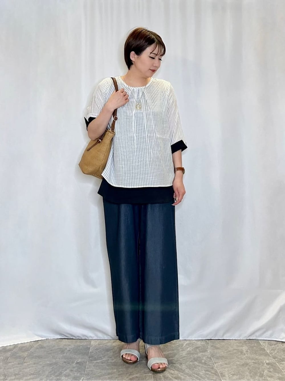 ホワイト系のTシャツ/カットソー、ブルー系のその他パンツ、シルバー系のサンダルを着用したレディースの春コーディネートの1枚目の写真