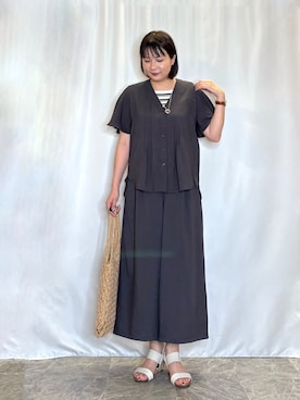 「SHOO・LA・RUE（シューラルー）の【セットアップ可/洗濯機可】サラっと着られる 麻調Ⅴネックタックブラウス（シャツ/ブラウス、グレー系）」を使った、ネリさん（レディース・162cm）の夏コーディネート