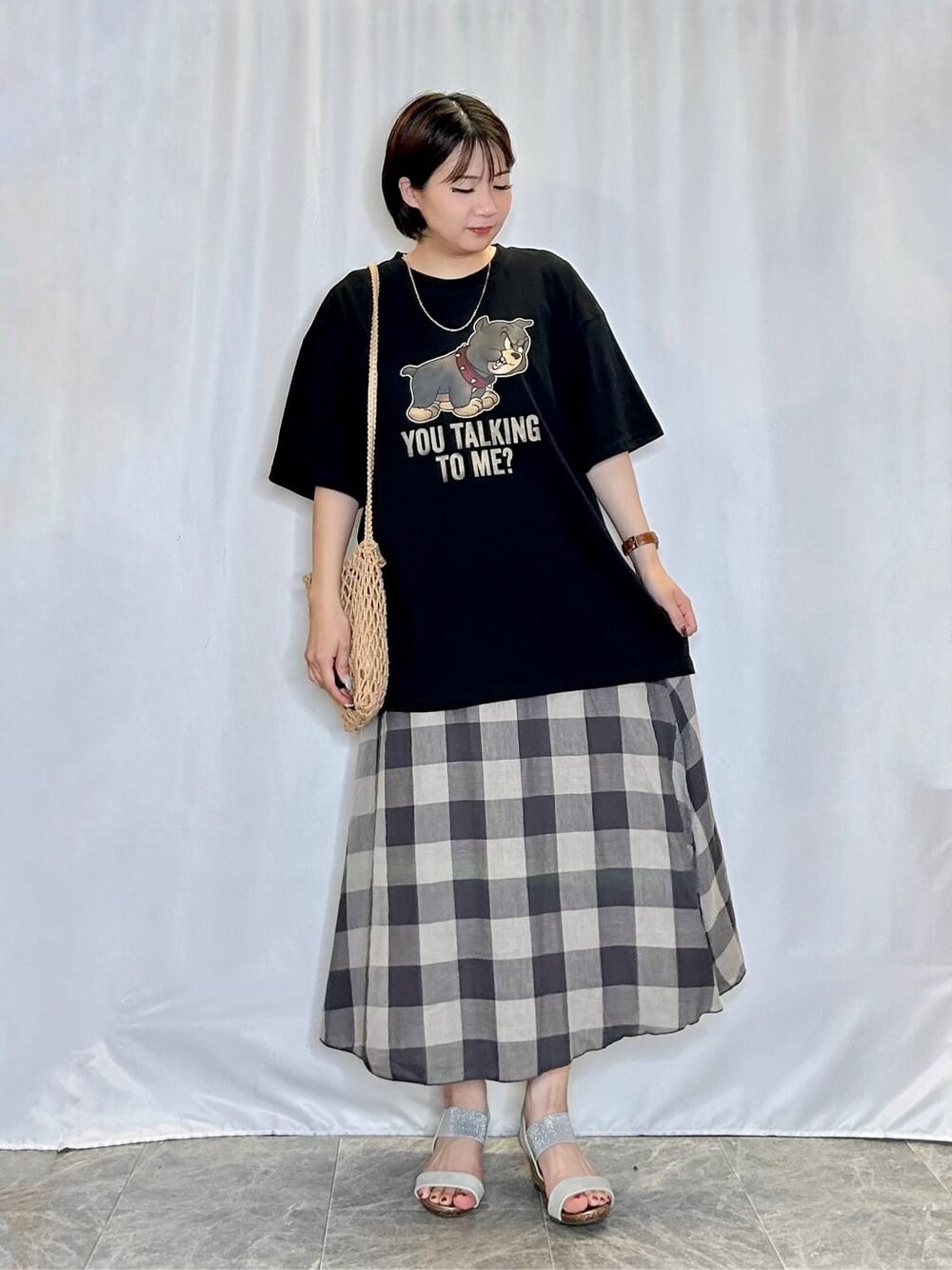ブラック系のTシャツ/カットソー、グレー系のスカート、シルバー系のサンダルを着用したレディースの夏コーディネートの1枚目の写真