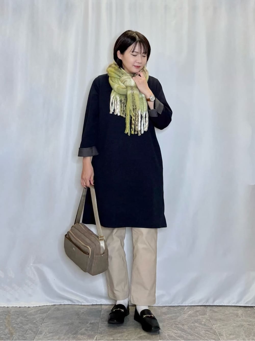 ブルー系のチュニック、ベージュ系のその他パンツ、ブラック系のその他シューズを着用したレディースの冬コーディネートの1枚目の写真