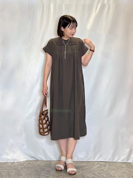 「SHOO・LA・RUE（シューラルー）の【S-LL/洗濯機可】ピンタックデザインがサマ見え Aラインワンピース（ワンピース、ブラウン系）」を使った、ネリさん（レディース・162cm）の夏コーディネート