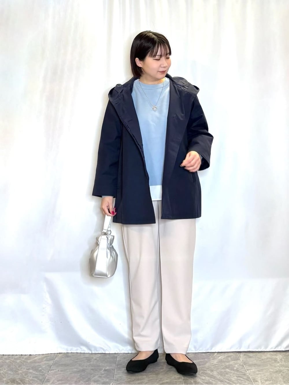ブルー系のその他アウター、ブルー系のニット/セーター、ベージュ系のその他パンツを着用したレディースの春コーディネートの1枚目の写真