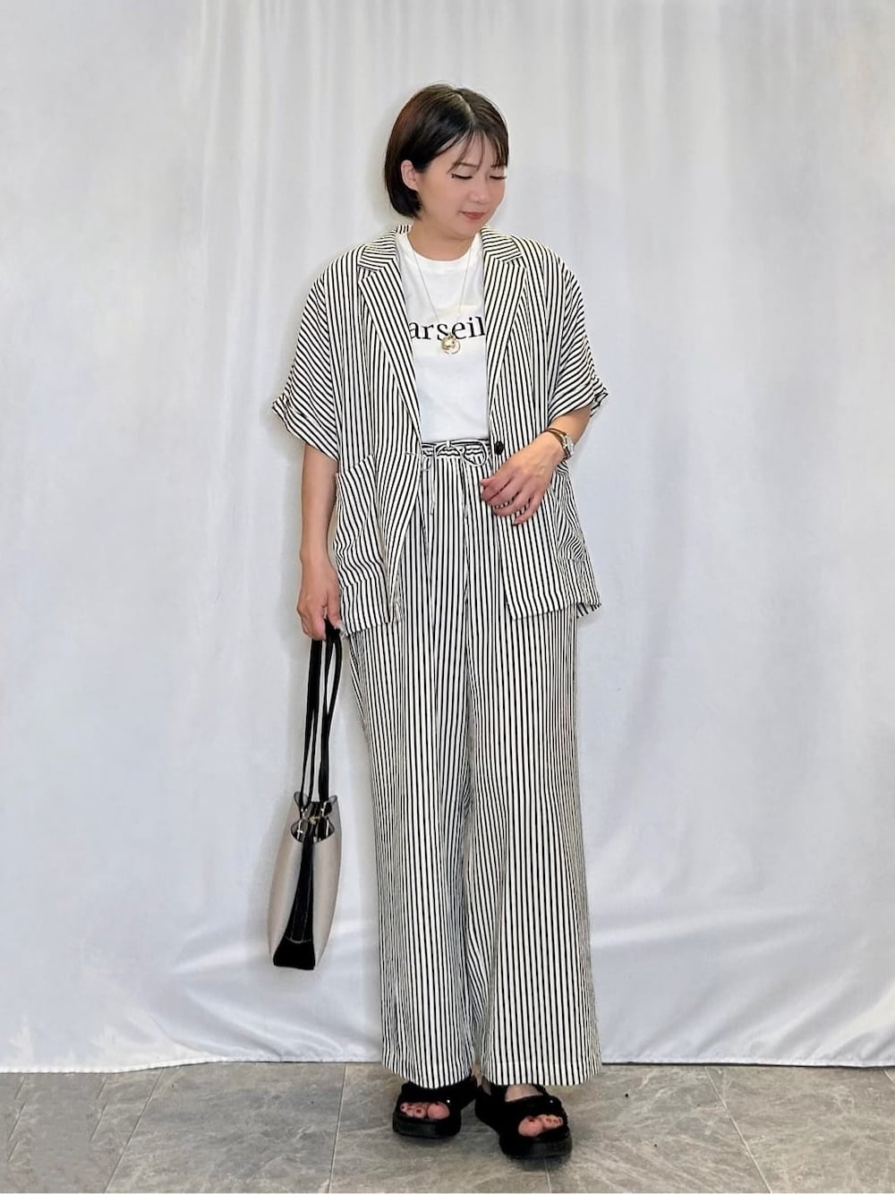 ブルー系のテーラードジャケット、ホワイト系のTシャツ/カットソー、ブルー系のその他パンツを着用したレディースの夏コーディネートの1枚目の写真