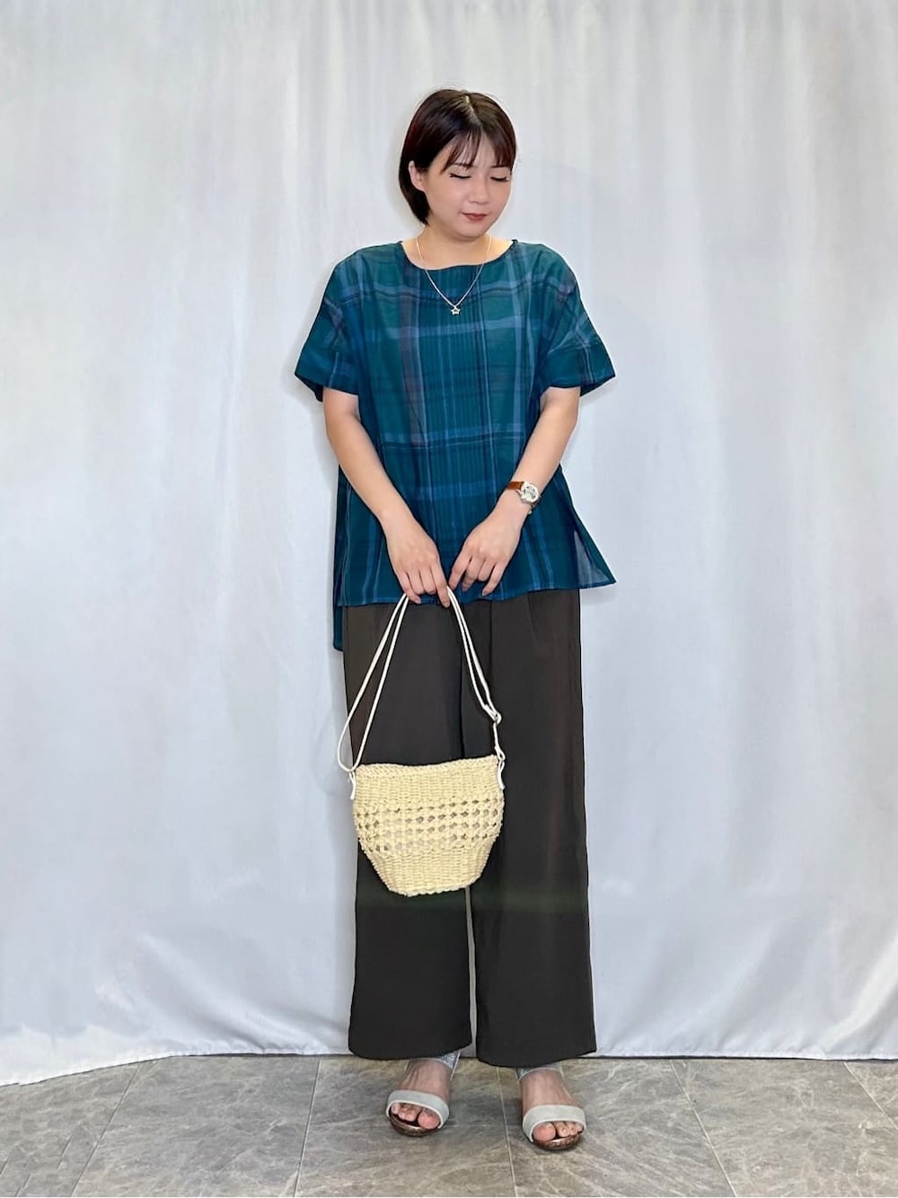 ブルー系のシャツ/ブラウス、ブラウン系のその他パンツ、シルバー系のサンダルを着用したレディースの夏コーディネートの1枚目の写真