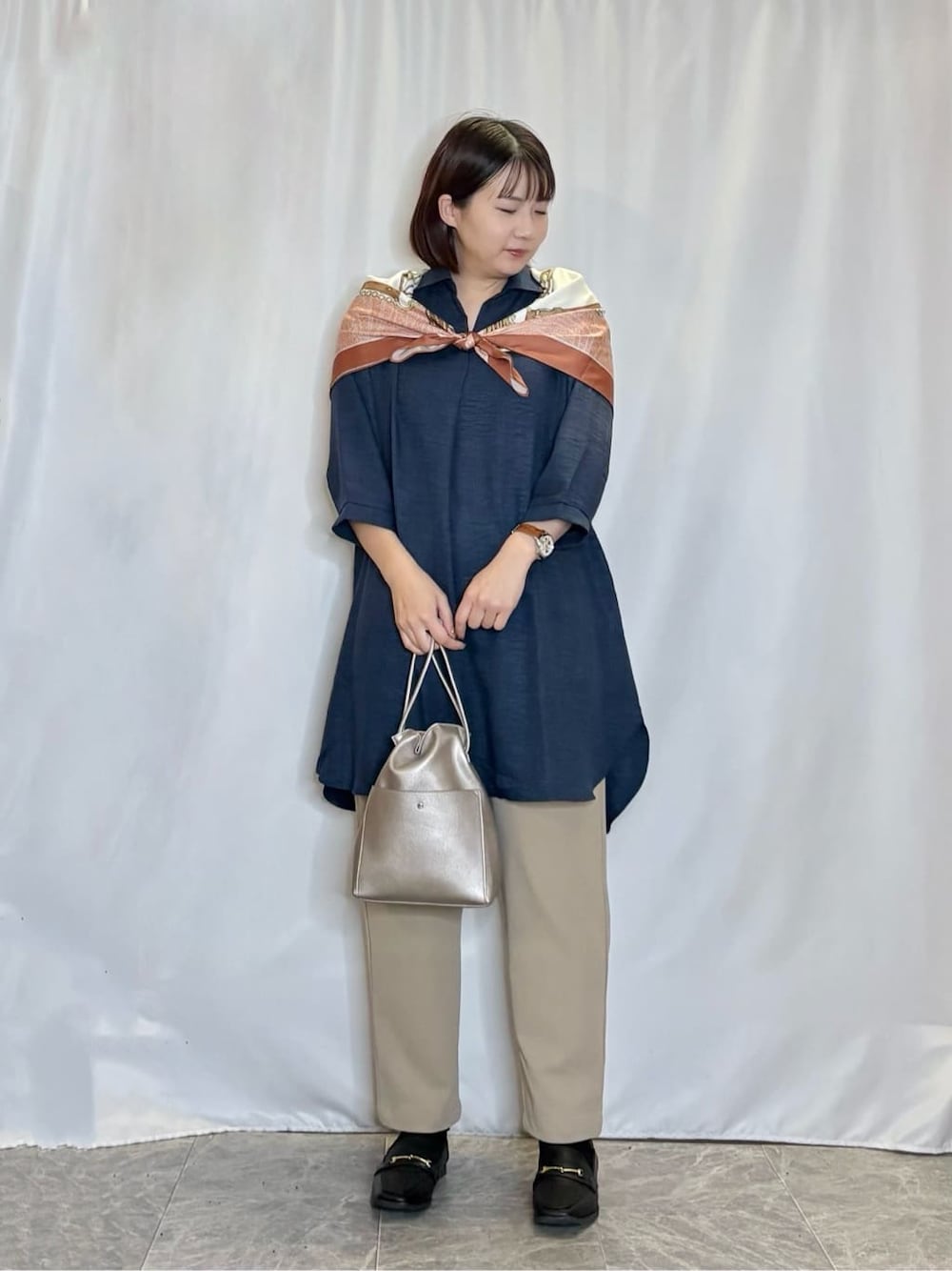ブルー系のチュニック、ベージュ系のその他パンツ、ブラック系のその他シューズを着用したレディースの秋コーディネートの1枚目の写真