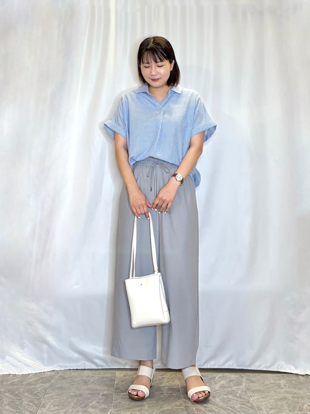 ブルー系のシャツ/ブラウス、グレー系のその他パンツ、ホワイト系のサンダルを着用したレディースの夏コーディネートの1枚目の写真