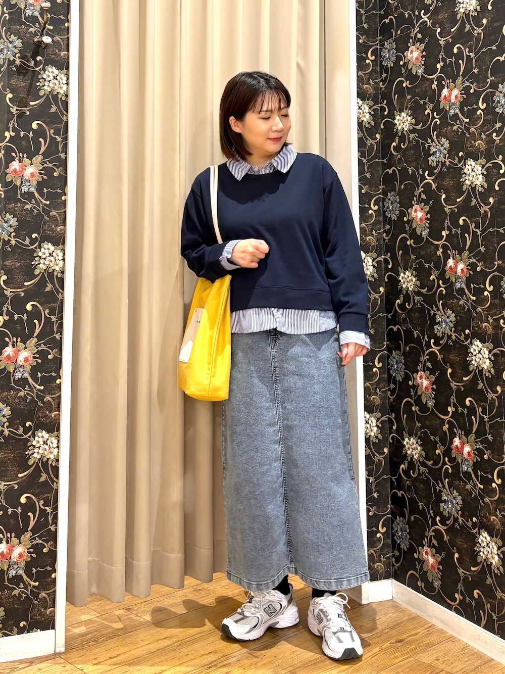 ブルー系のTシャツ/カットソー、ブルー系のデニムスカート、イエロー系のトートバッグを着用したレディースの秋コーディネートの1枚目の写真