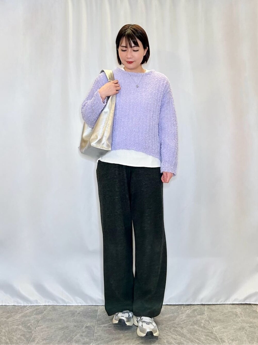 パープル系のニット/セーター、ホワイト系のTシャツ/カットソー、ブラック系のその他パンツを着用したレディースの冬コーディネートの1枚目の写真