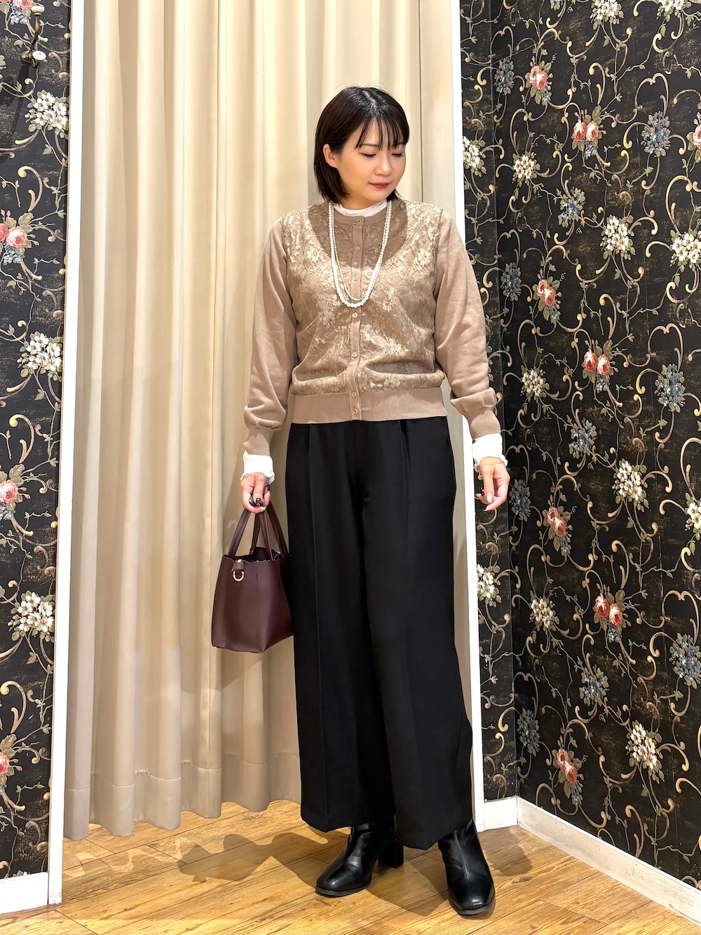 ブラウン系のカーディガン/ボレロ、ホワイト系のTシャツ/カットソー、ブラック系のその他パンツを着用したレディースの秋コーディネートの1枚目の写真