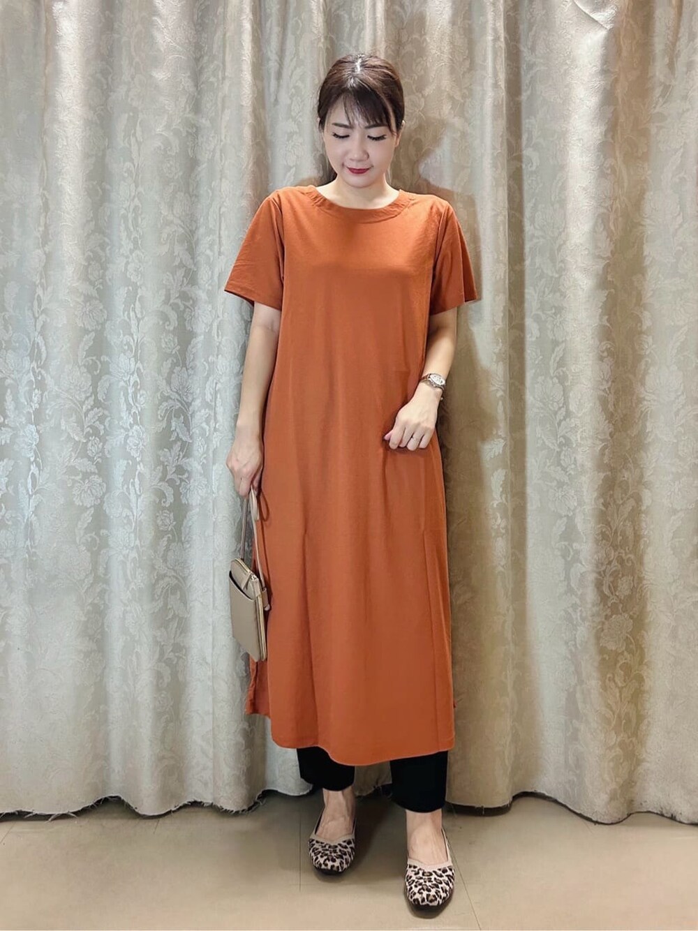 ブラック系のその他パンツ、イエロー系のパンプスを着用したレディースの夏コーディネートの1枚目の写真