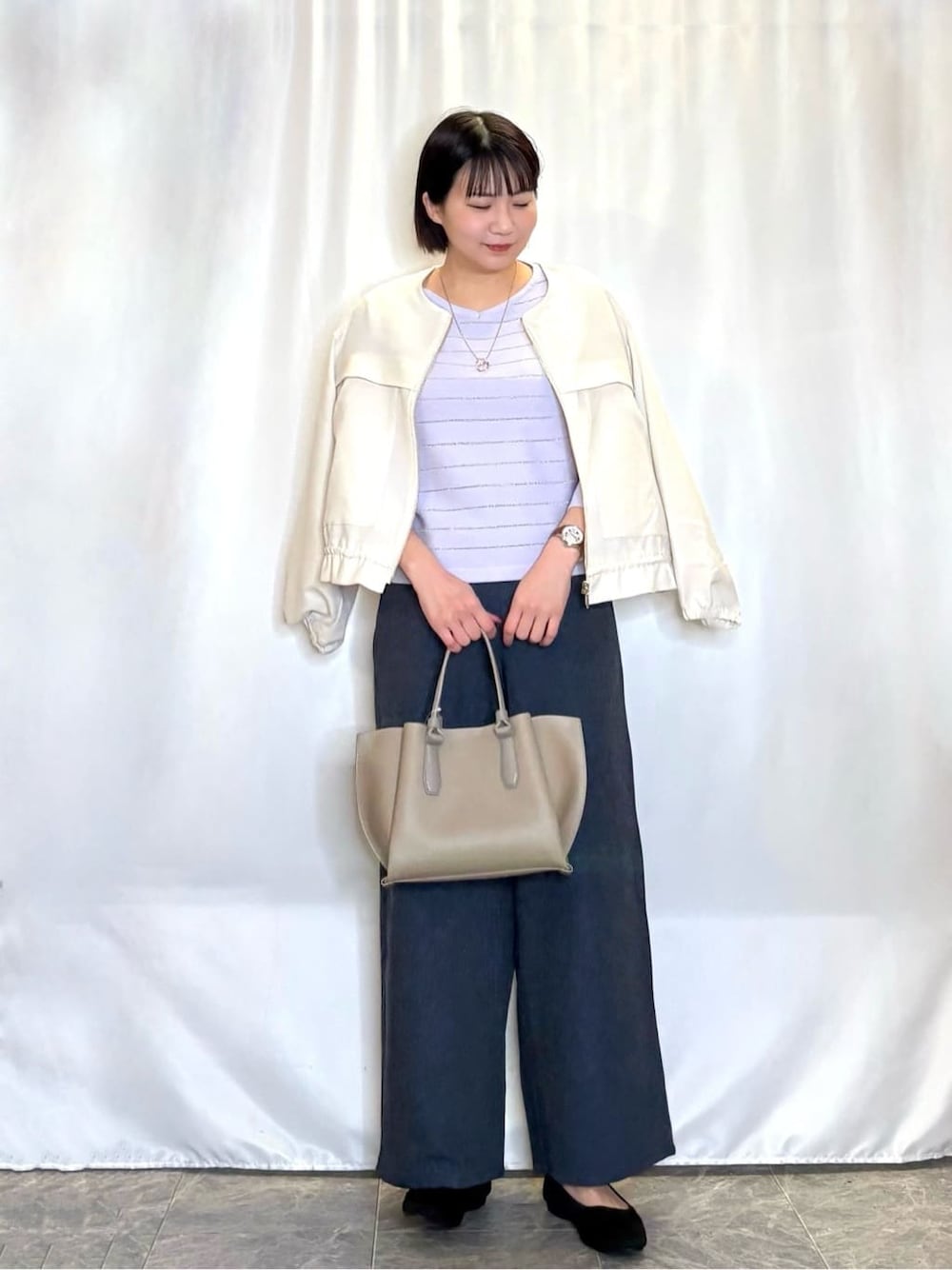 ベージュ系のブルゾン、パープル系のニット/セーター、ブルー系のその他パンツを着用したレディースの春コーディネートの1枚目の写真