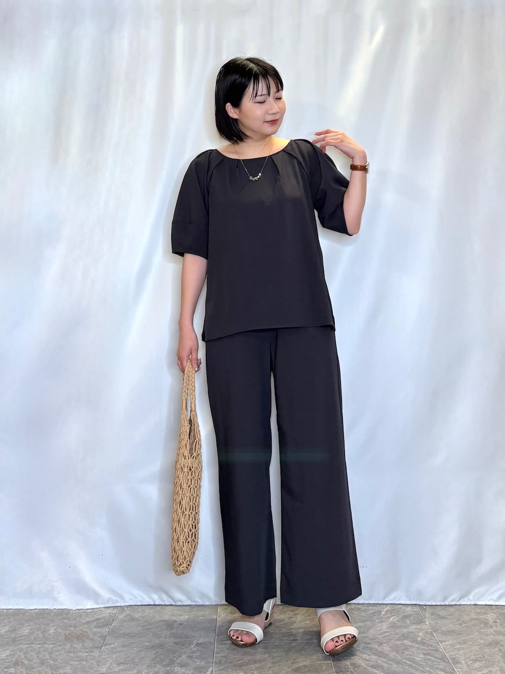 イエロー系のトートバッグ、グレー系のその他パンツ、グレー系のシャツ/ブラウスを着用したレディースの春コーディネートの1枚目の写真