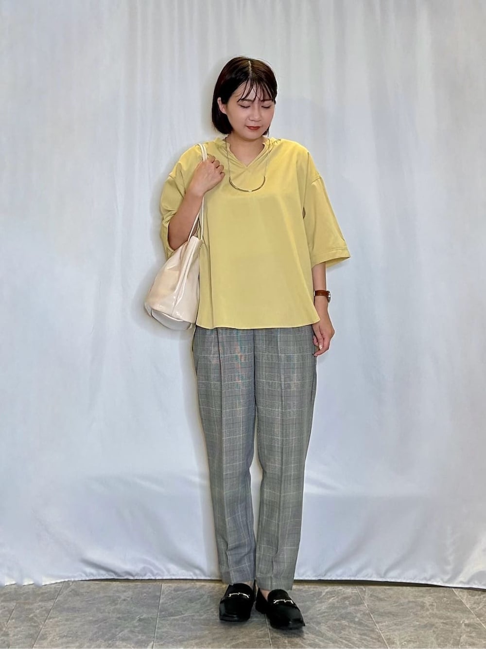 イエロー系のシャツ/ブラウス、グレー系のその他パンツ、ブラック系のその他シューズを着用したレディースの秋コーディネートの1枚目の写真