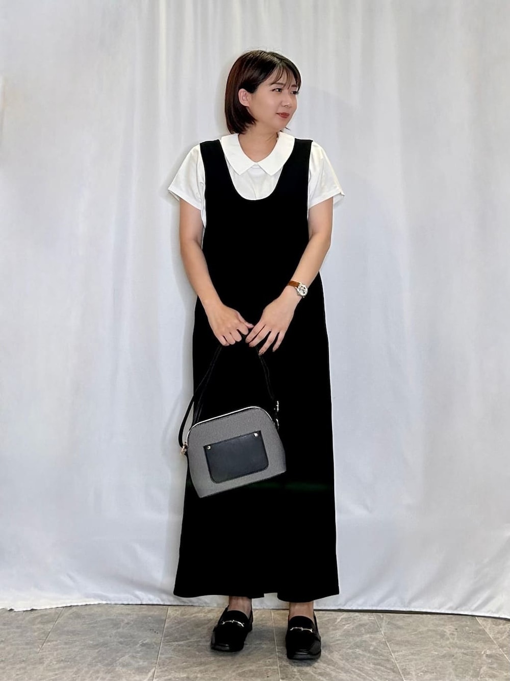ブラック系のサロペット/オーバーオール、ホワイト系のTシャツ/カットソー、ブラック系のその他シューズを着用したレディースの夏コーディネートの1枚目の写真
