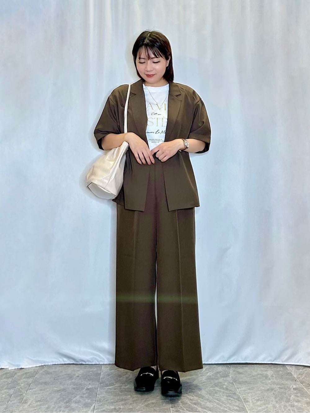 ブラウン系のテーラードジャケット、ホワイト系のTシャツ/カットソー、ブラウン系のその他パンツを着用したレディースの夏コーディネートの1枚目の写真