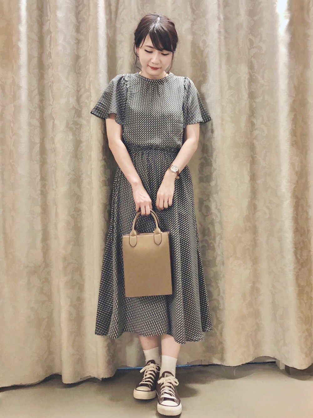 グリーン系のワンピース、ベージュ系のショルダーバッグを着用したレディースの夏コーディネートの1枚目の写真