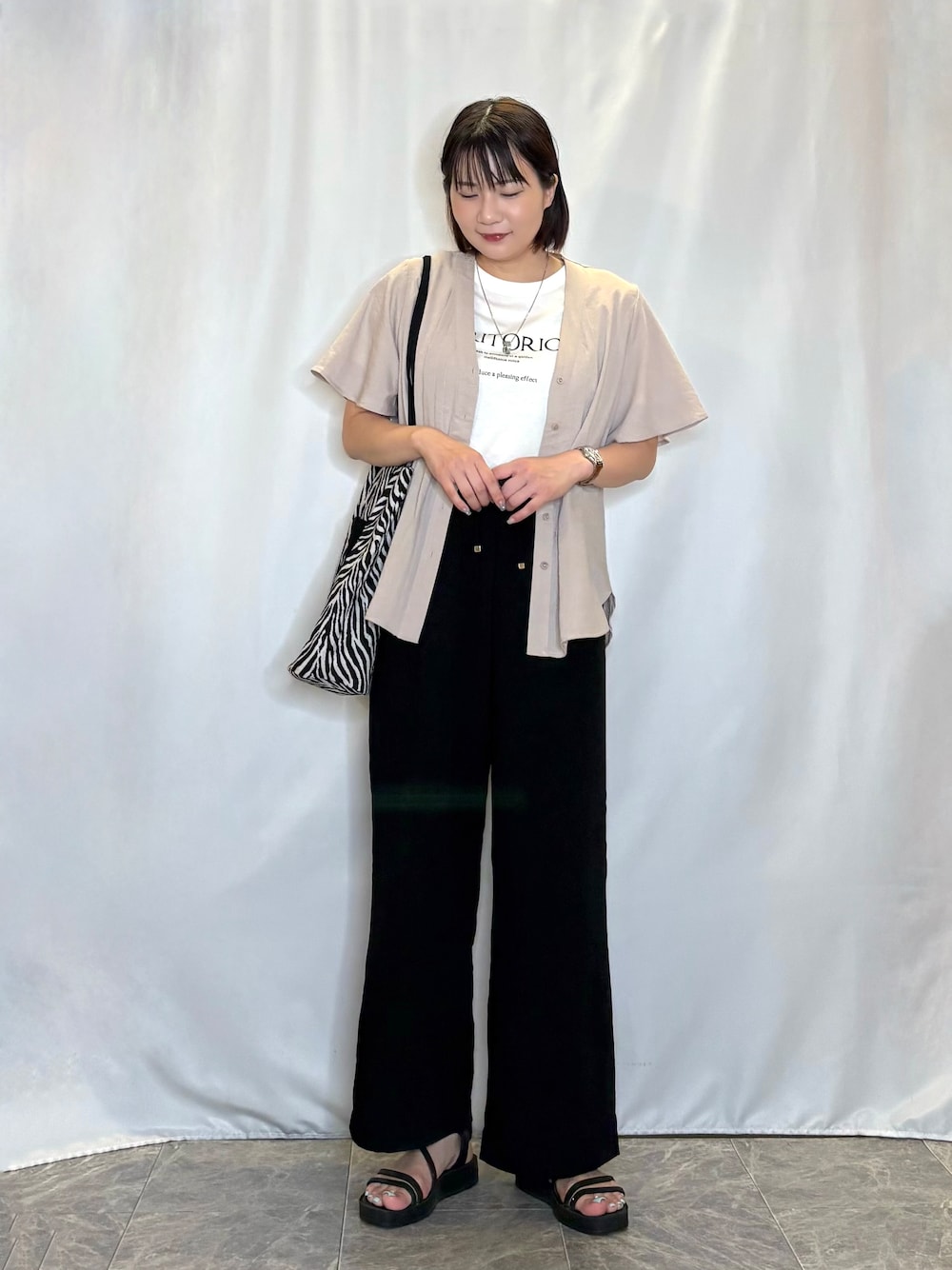 ベージュ系のシャツ/ブラウス、ホワイト系のTシャツ/カットソー、ブラック系のその他パンツを着用したレディースの夏コーディネートの1枚目の写真