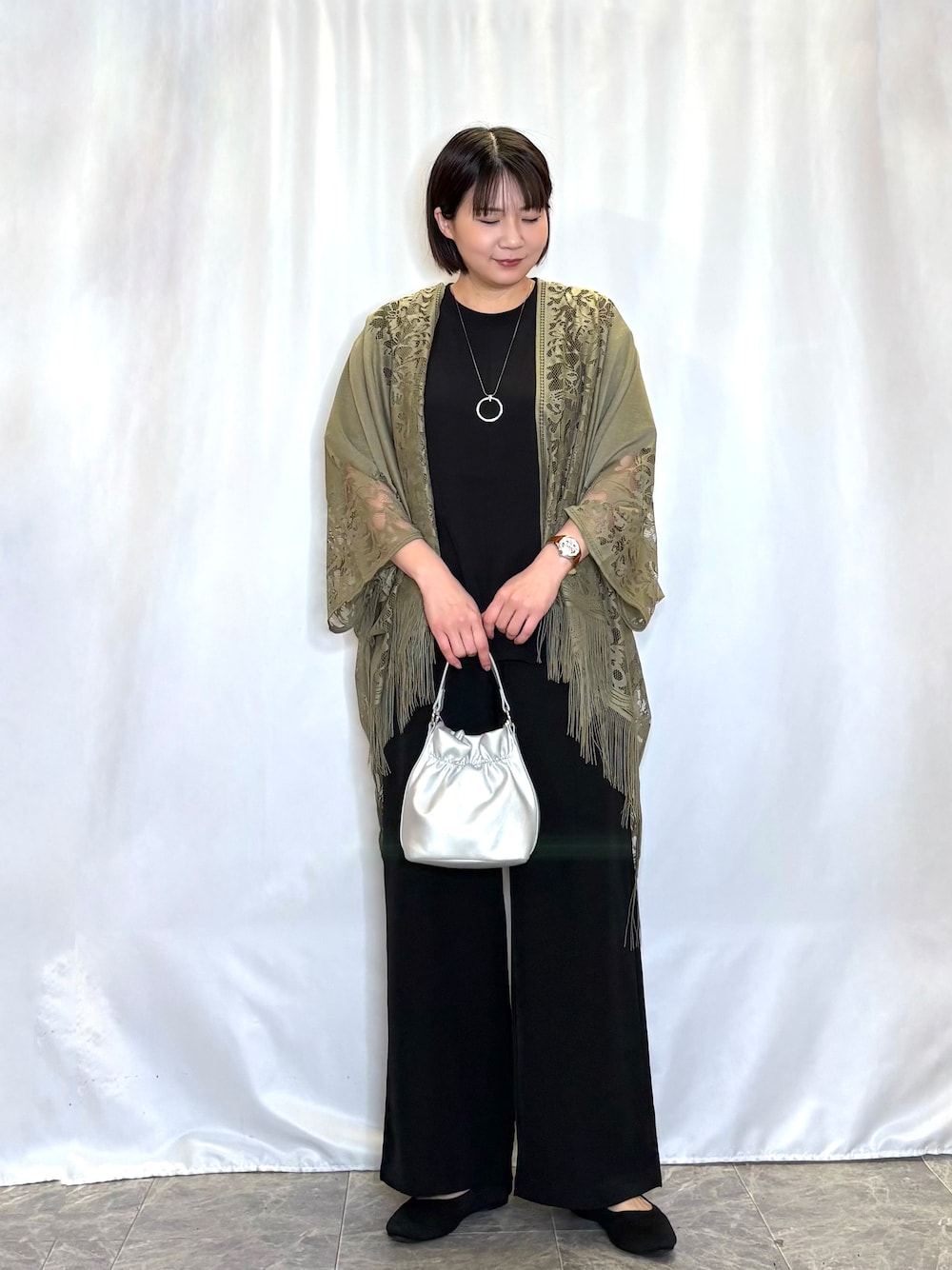 ブラック系のシャツ/ブラウス、ブラック系のその他パンツ、ブラック系のパンプスを着用したレディースの春コーディネートの1枚目の写真