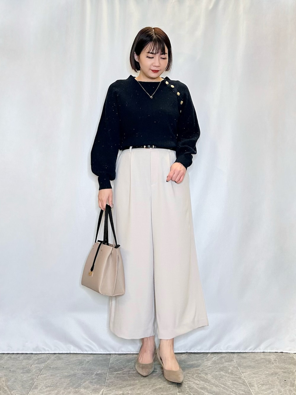 ベージュ系のトートバッグ、ベージュ系のパンプス、ベージュ系のその他パンツを着用したレディースの冬コーディネートの1枚目の写真