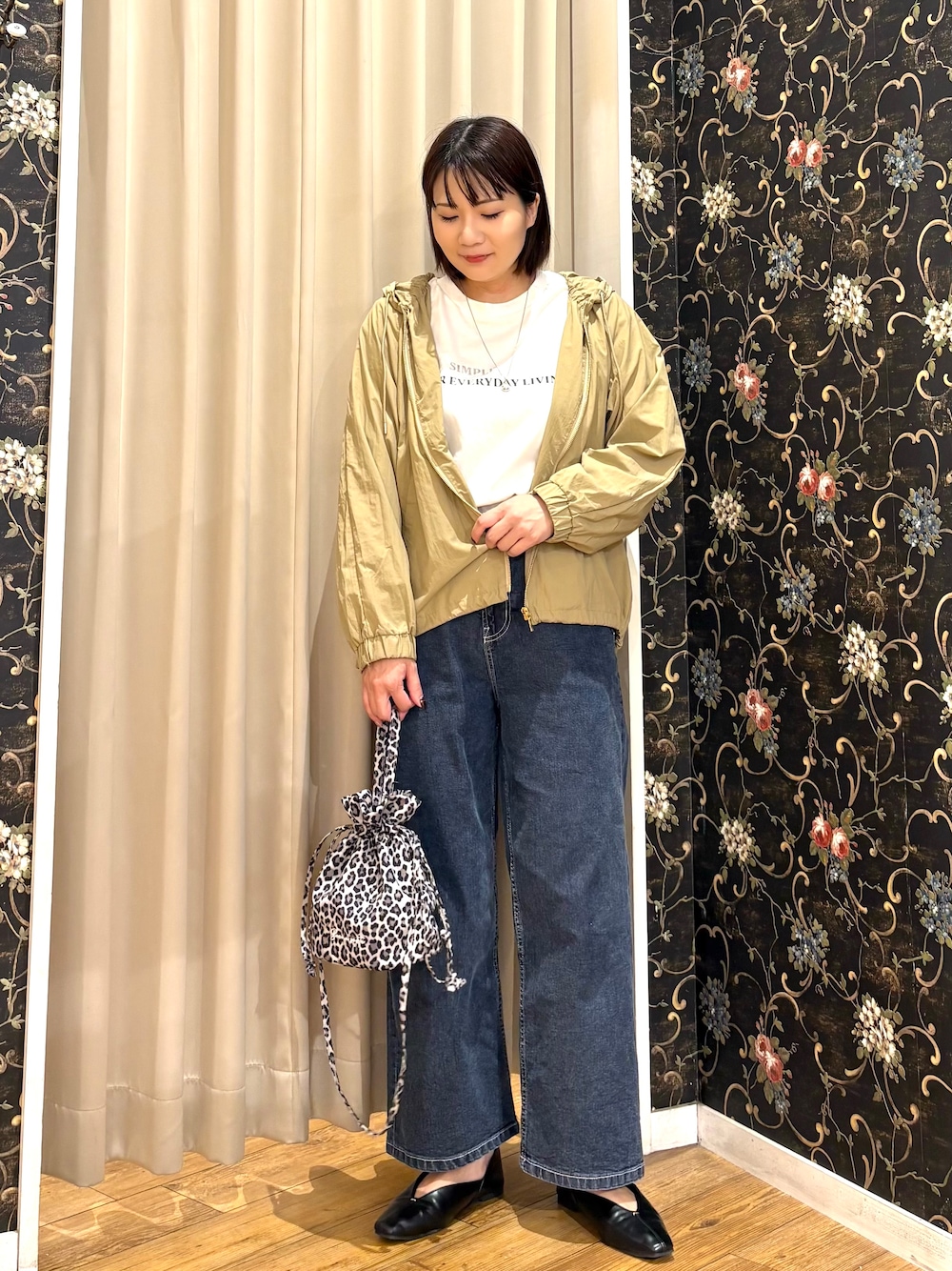 ベージュ系のブルゾン、ホワイト系のTシャツ/カットソー、ブルー系のデニムパンツを着用したレディースの秋コーディネートの1枚目の写真
