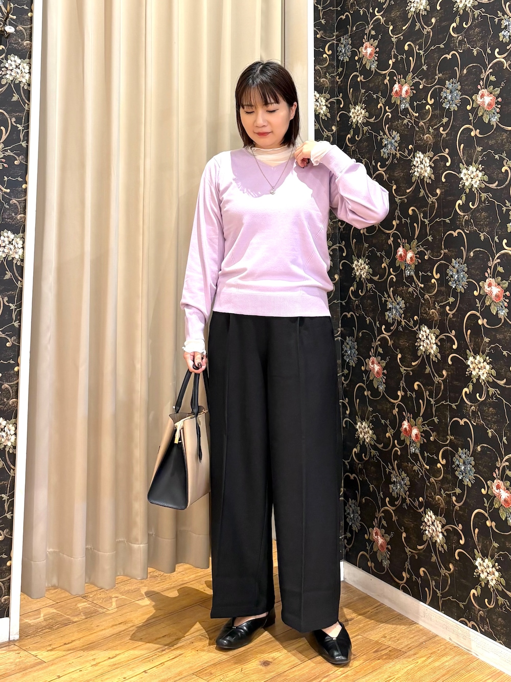 パープル系のニット/セーター、ホワイト系のTシャツ/カットソー、ブラック系のその他パンツを着用したレディースの秋コーディネートの1枚目の写真