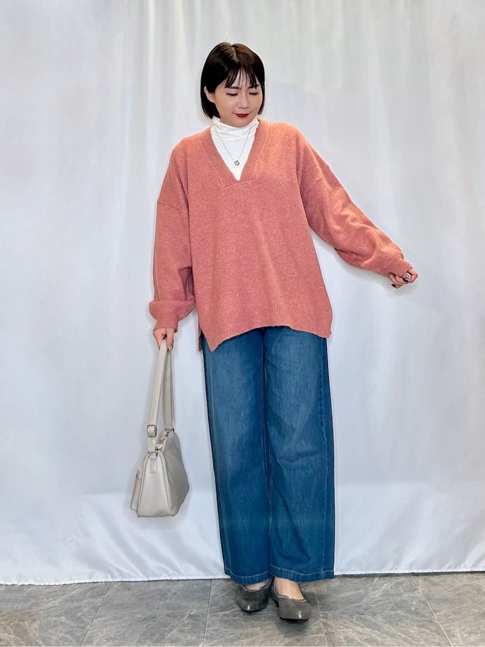 ピンク系のニット/セーター、ホワイト系のTシャツ/カットソー、その他のその他シューズを着用したレディースの冬コーディネートの1枚目の写真