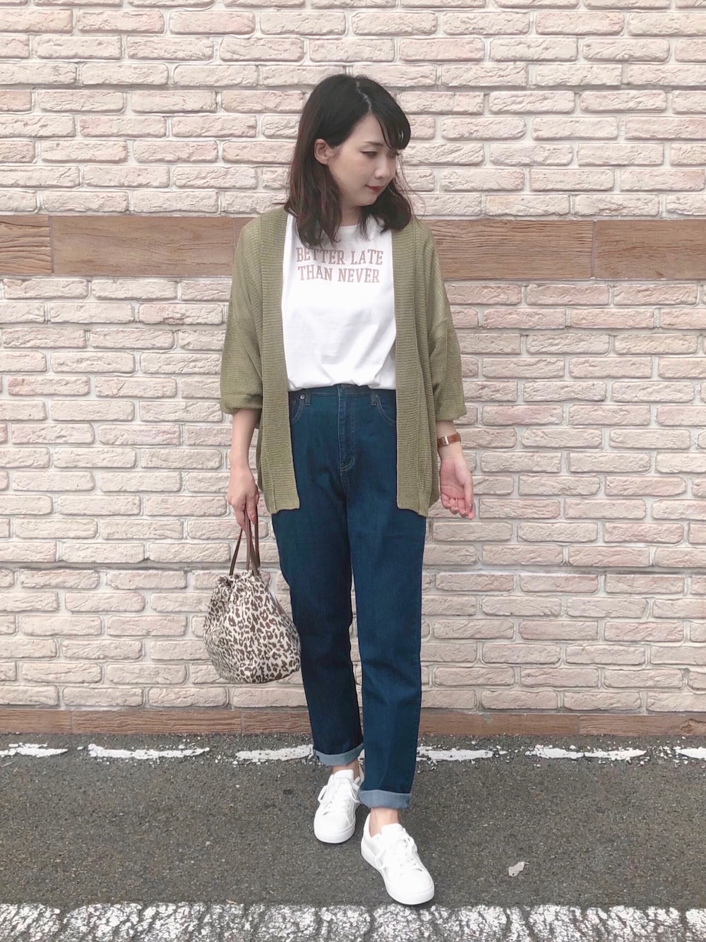 ブルー系のその他パンツ、ホワイト系のTシャツ/カットソー、グリーン系のカーディガン/ボレロを着用したレディースの秋コーディネートの1枚目の写真