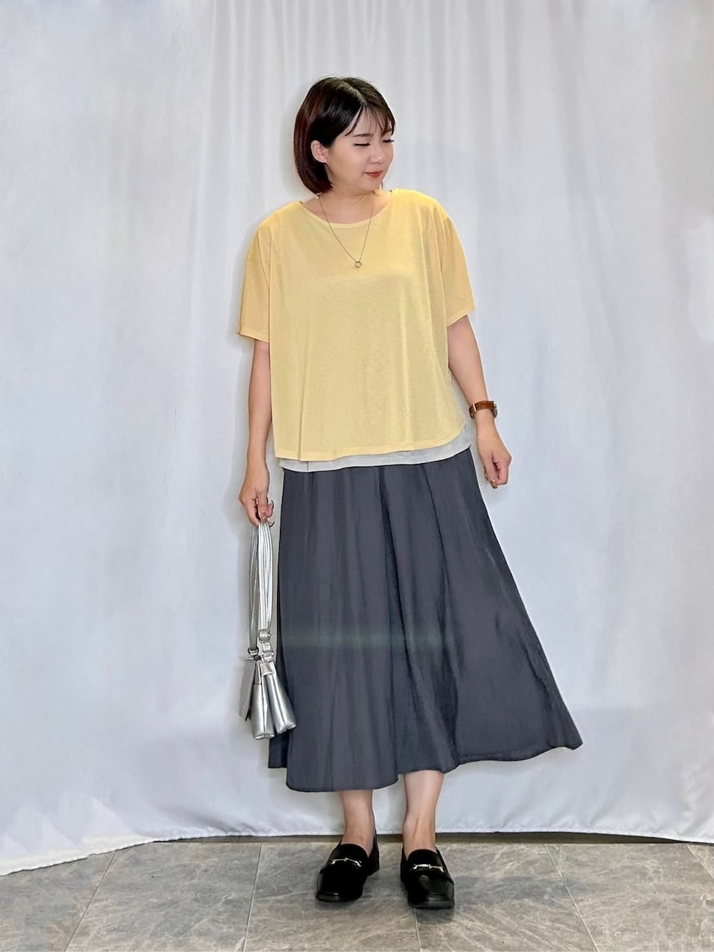 イエロー系のTシャツ/カットソー、グレー系のその他パンツ、ブラック系のその他シューズを着用したレディースの秋コーディネートの1枚目の写真