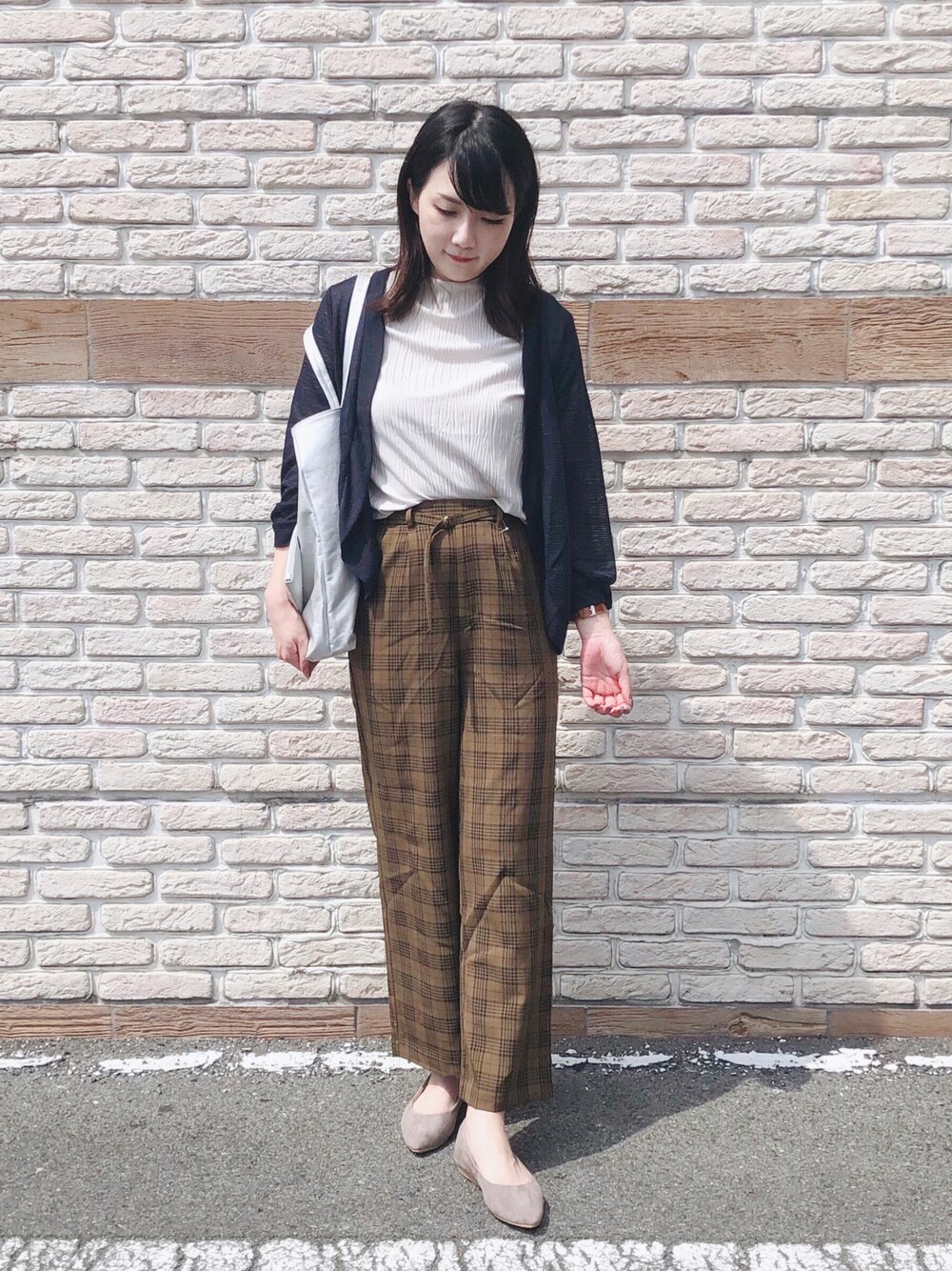 ベージュ系のTシャツ/カットソー、シルバー系のトートバッグ、ブルー系のカーディガン/ボレロを着用したレディースの秋コーディネートの1枚目の写真