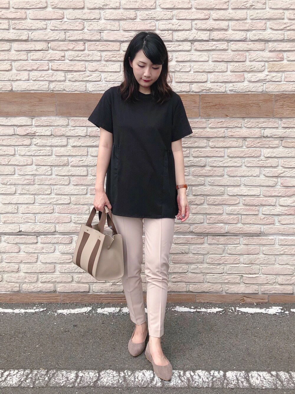 ベージュ系のトートバッグ、ブラック系のTシャツ/カットソー、ベージュ系のその他シューズを着用したレディースの秋コーディネートの1枚目の写真