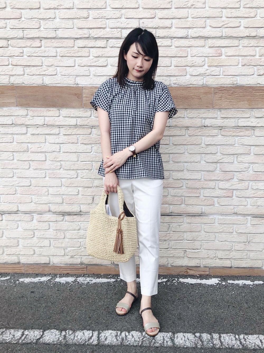 ベージュ系のトートバッグ、ゴールド系のサンダル、ホワイト系のその他パンツを着用したレディースの夏コーディネートの1枚目の写真