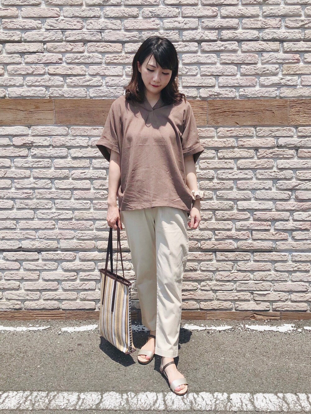 ホワイト系のその他パンツ、イエロー系のトートバッグ、ゴールド系のサンダルを着用したレディースの夏コーディネートの1枚目の写真