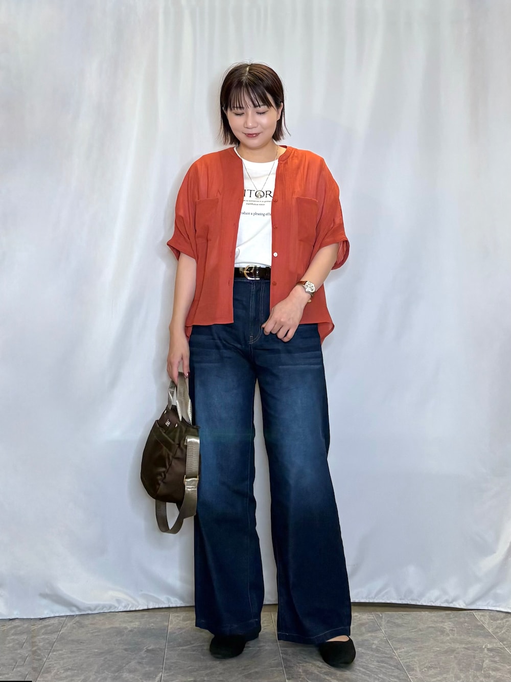 オレンジ系のシャツ/ブラウス、ホワイト系のTシャツ/カットソー、ブルー系のその他パンツを着用したレディースの夏コーディネートの1枚目の写真