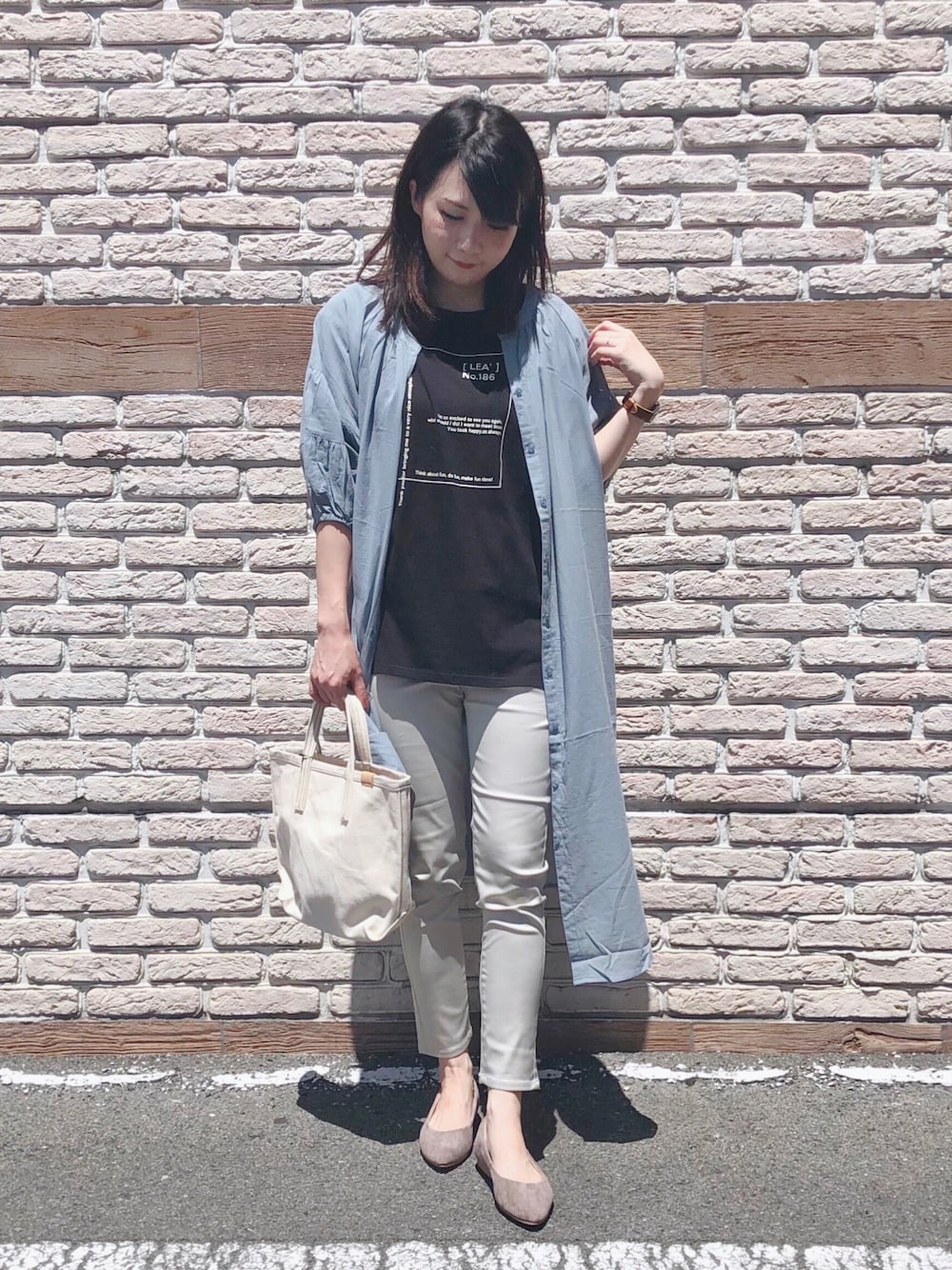 ブラック系のTシャツ/カットソー、ブルー系のワンピース、ベージュ系のその他シューズを着用したレディースの秋コーディネートの1枚目の写真
