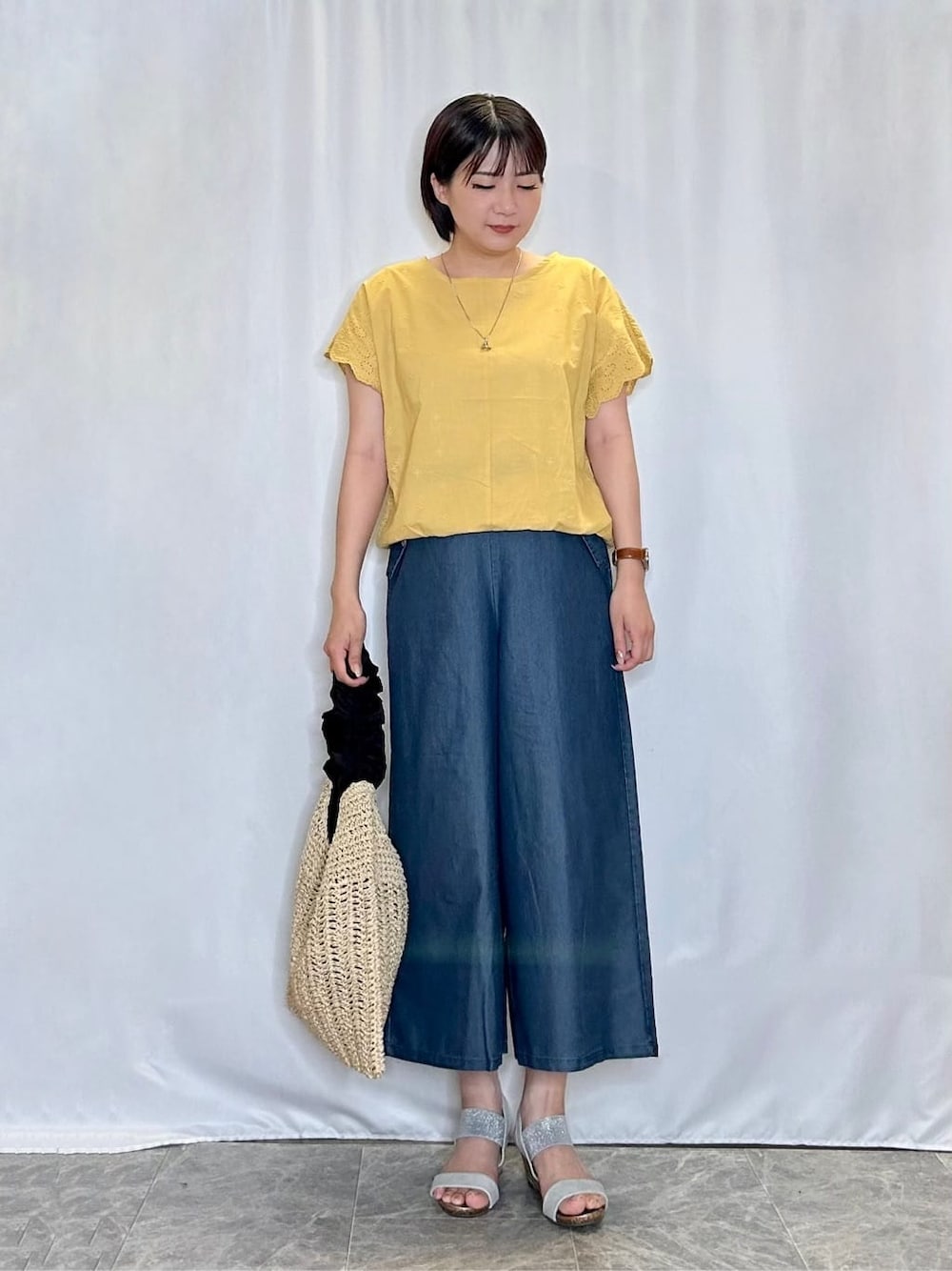 イエロー系のTシャツ/カットソー、ブルー系のデニムパンツ、シルバー系のサンダルを着用したレディースの夏コーディネートの1枚目の写真