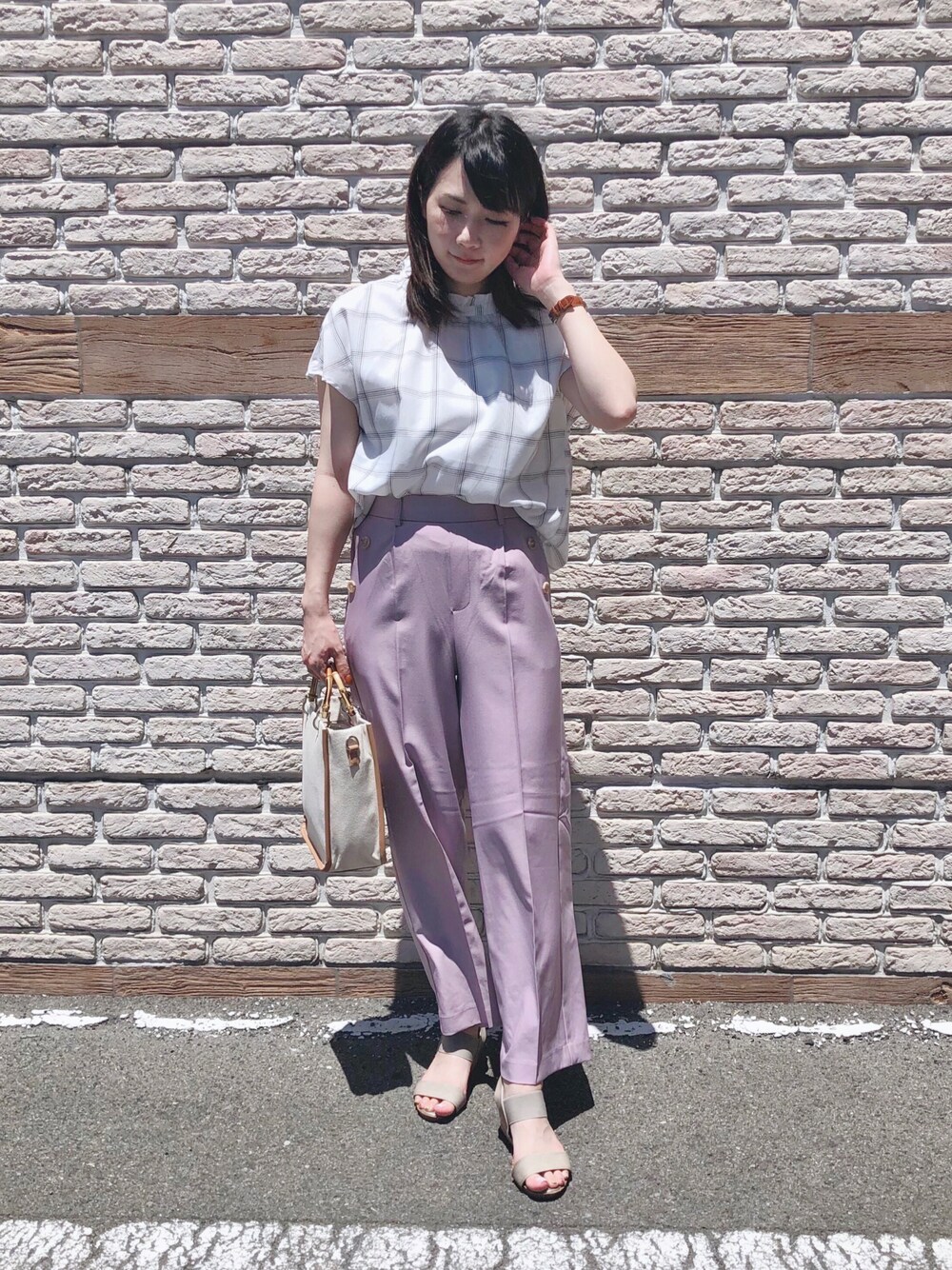 ホワイト系のシャツ/ブラウス、ベージュ系のトートバッグ、ベージュ系のサンダルを着用したレディースの夏コーディネートの1枚目の写真