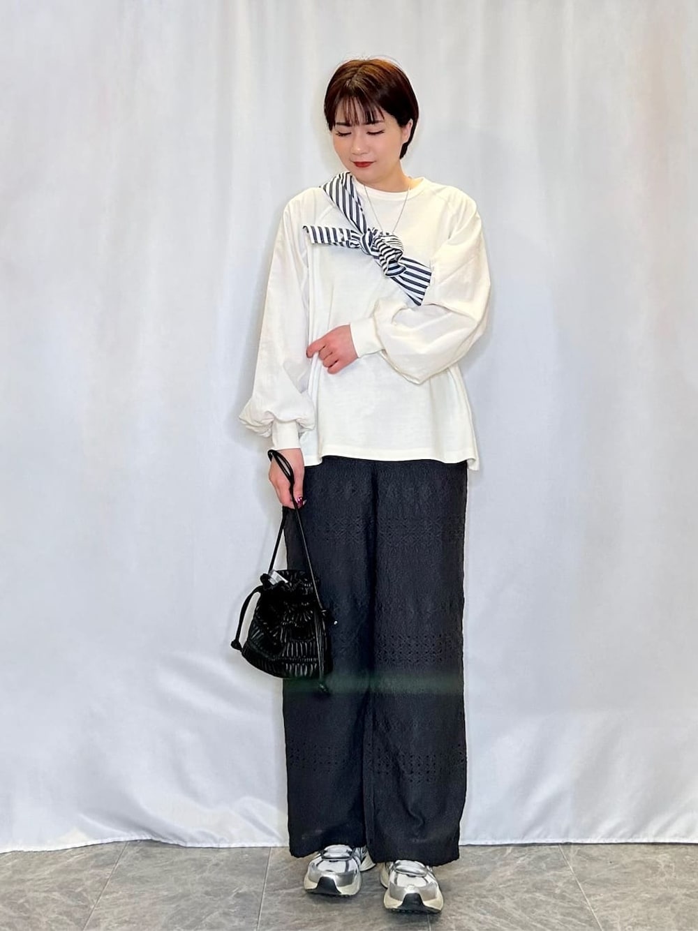 ブルー系のシャツ/ブラウス、ホワイト系のTシャツ/カットソー、グレー系のその他パンツを着用したレディースの春コーディネートの1枚目の写真