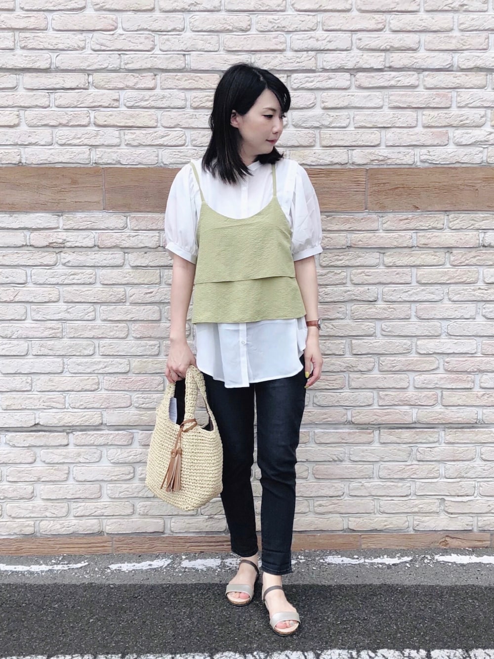 グリーン系のシャツ/ブラウス、ブラック系のその他パンツ、ベージュ系のトートバッグを着用したレディースの夏コーディネートの1枚目の写真