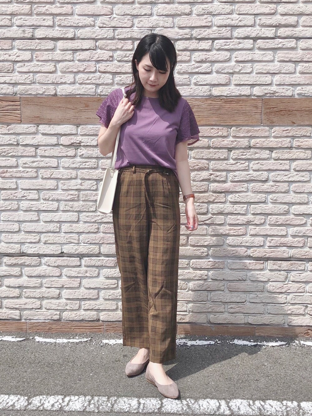 ブラウン系のその他パンツ、パープル系のTシャツ/カットソー、ホワイト系のショルダーバッグを着用したレディースの夏コーディネートの1枚目の写真