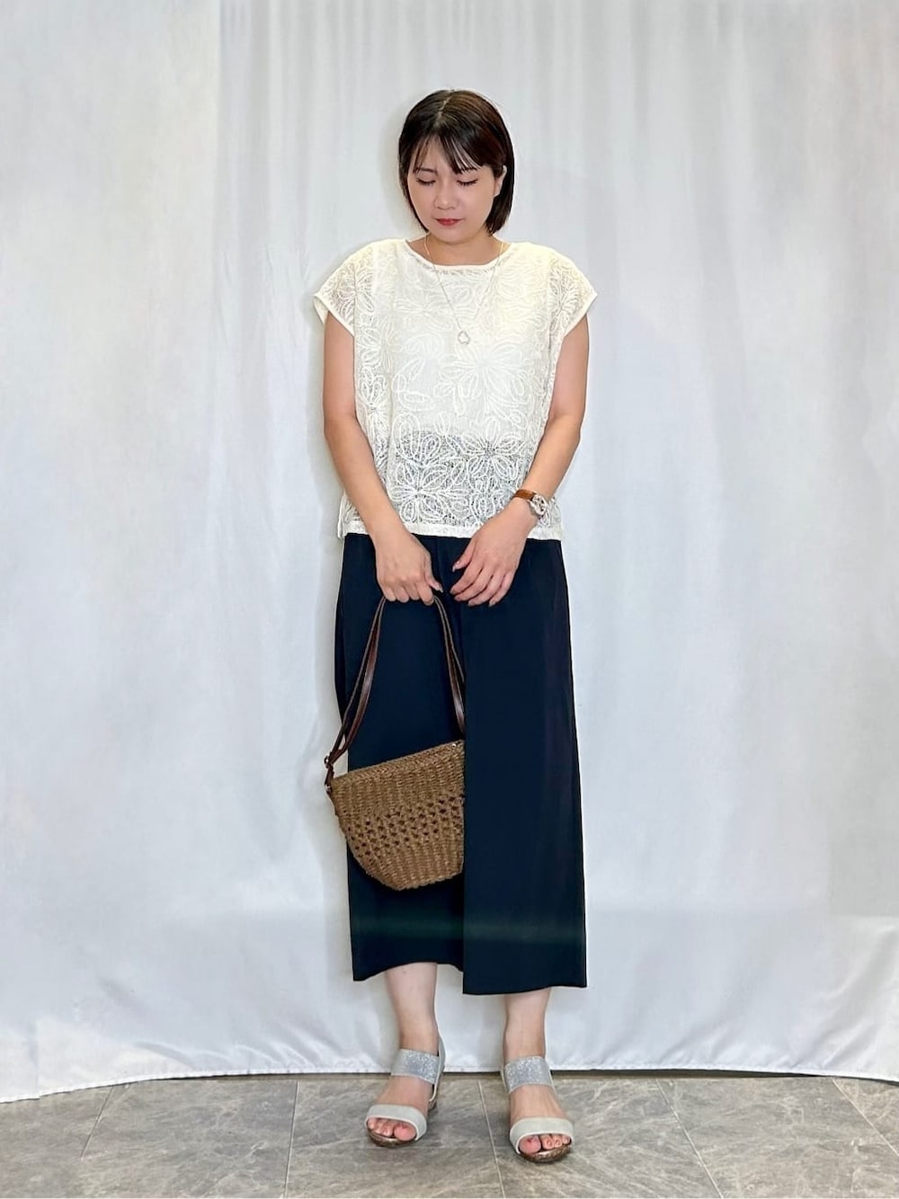 ホワイト系のその他トップス、ブルー系のその他パンツ、シルバー系のサンダルを着用したレディースの夏コーディネートの1枚目の写真