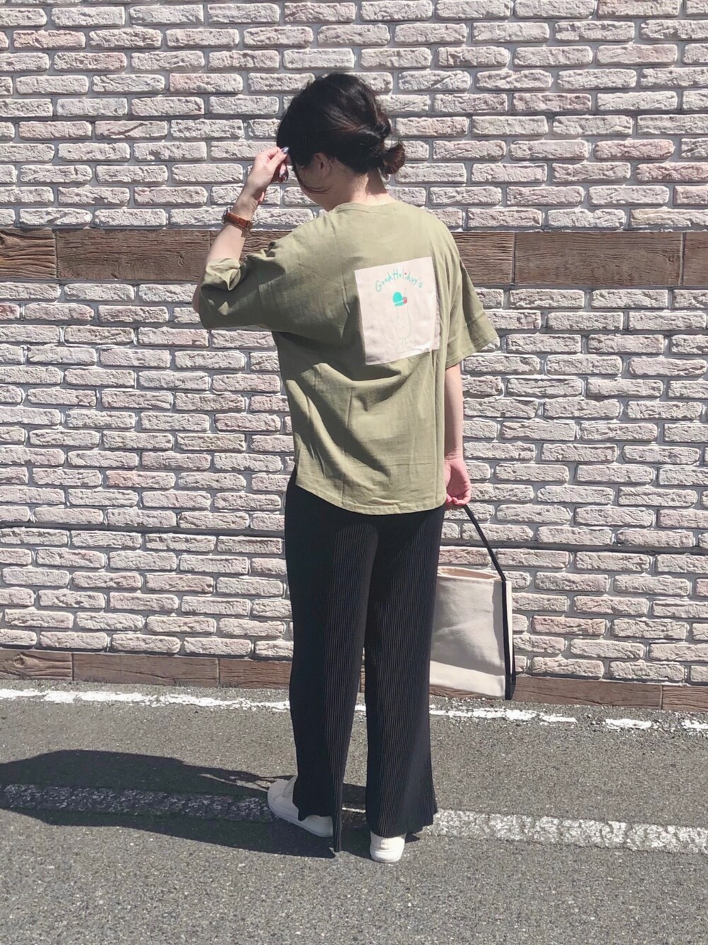 グリーン系のTシャツ/カットソー、ブラック系のその他パンツ、ブラック系のトートバッグを着用したレディースの夏コーディネートの1枚目の写真