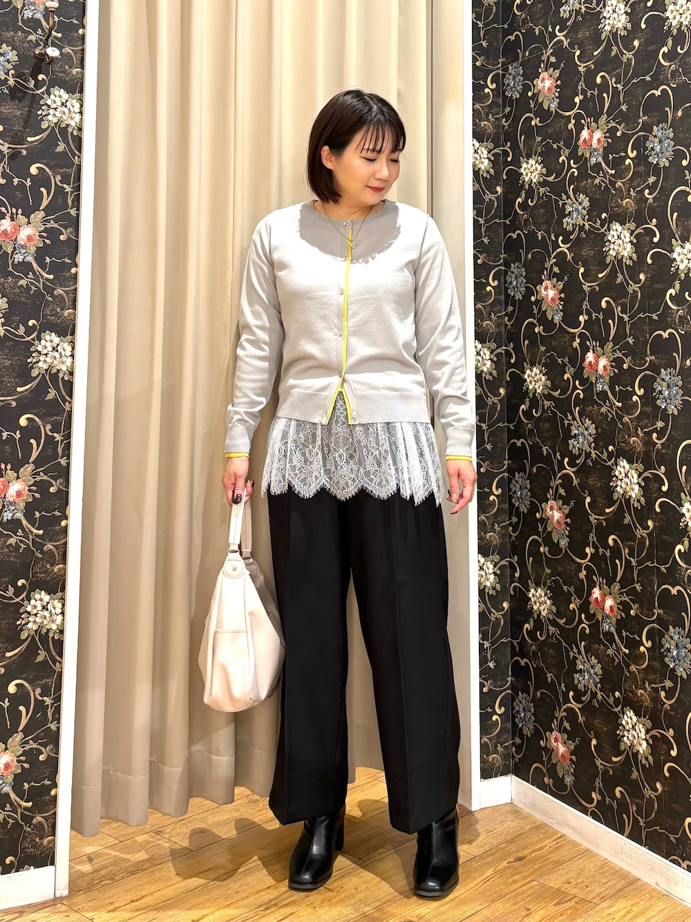 グレー系のカーディガン/ボレロ、ホワイト系のTシャツ/カットソー、ブラック系のその他パンツを着用したレディースの秋コーディネートの1枚目の写真