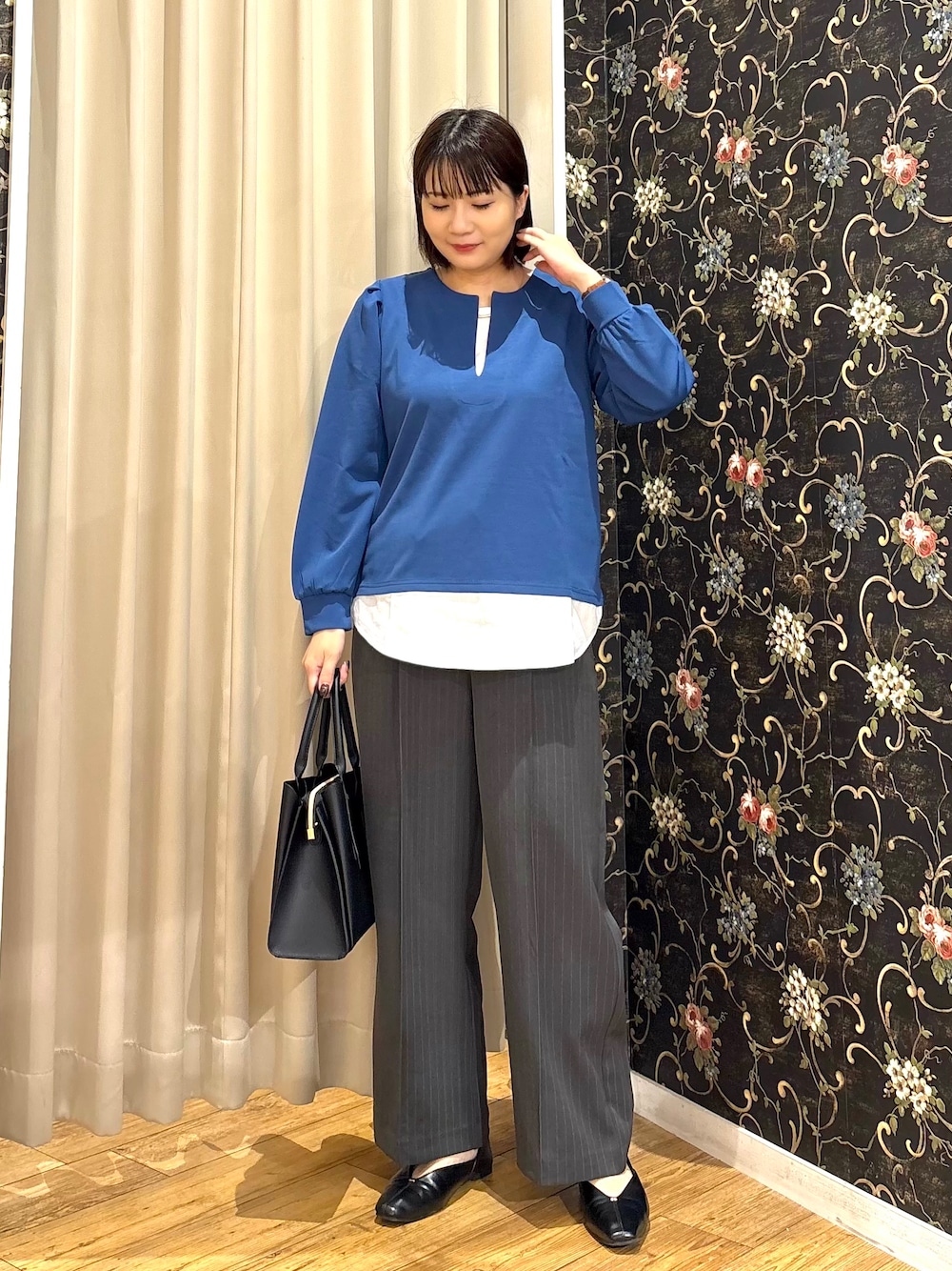 ブルー系のTシャツ/カットソー、グレー系のその他パンツ、ブラック系のトートバッグを着用したレディースの秋コーディネートの1枚目の写真