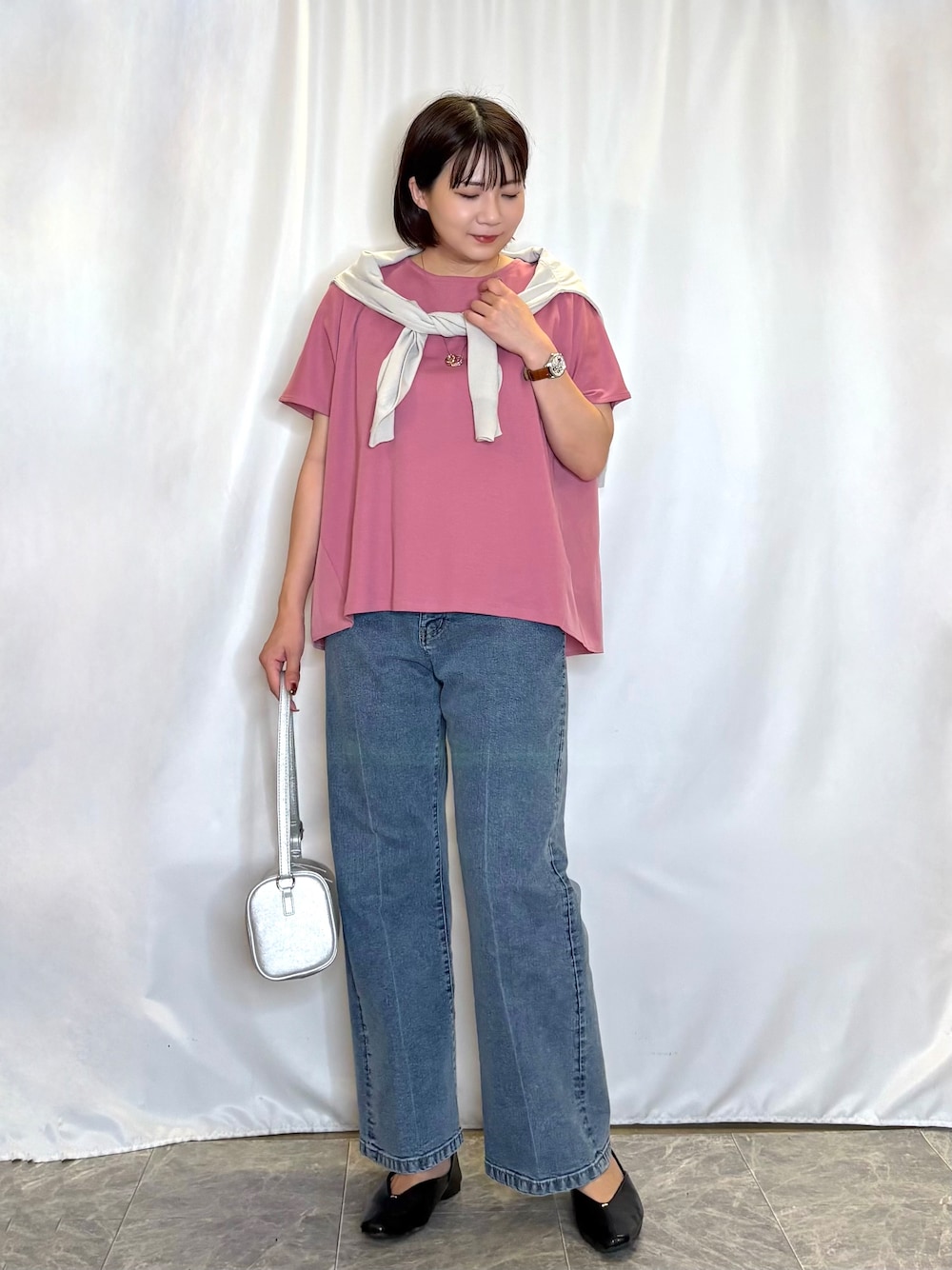 グレー系のカーディガン/ボレロ、ピンク系のTシャツ/カットソー、ブルー系のデニムパンツを着用したレディースの夏コーディネートの1枚目の写真