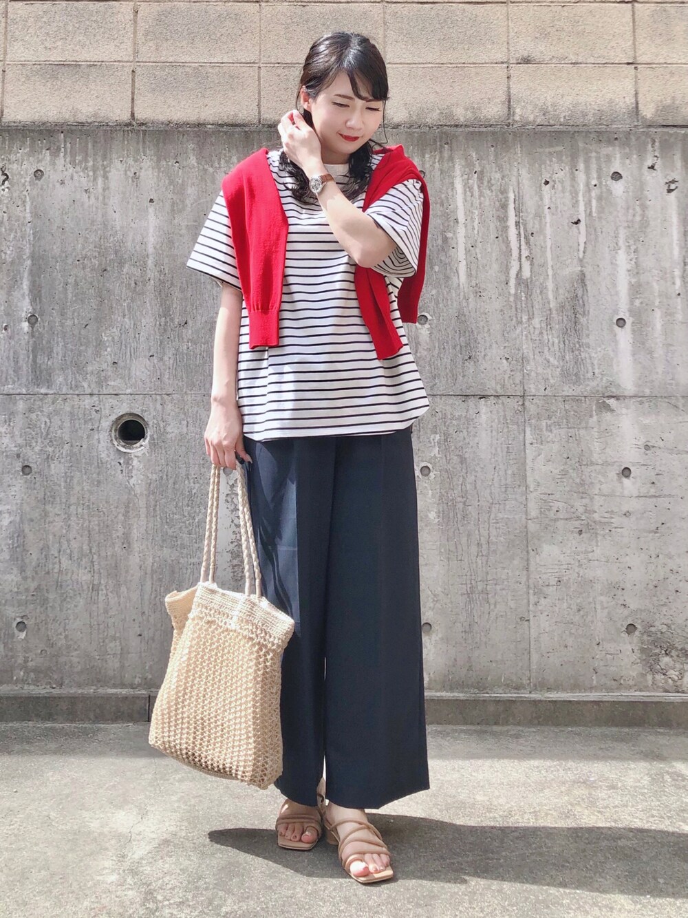 ブラック系のTシャツ/カットソー、ブルー系のその他パンツ、レッド系のカーディガン/ボレロを着用したレディースの夏コーディネートの1枚目の写真