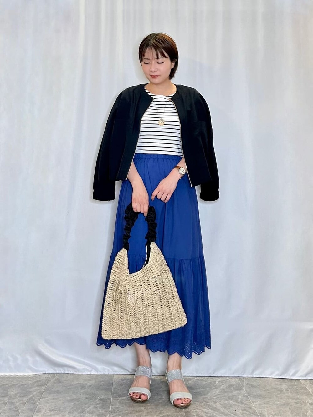 ブルー系のブルゾン、ホワイト系のTシャツ/カットソー、ブルー系のスカートを着用したレディースの夏コーディネートの1枚目の写真