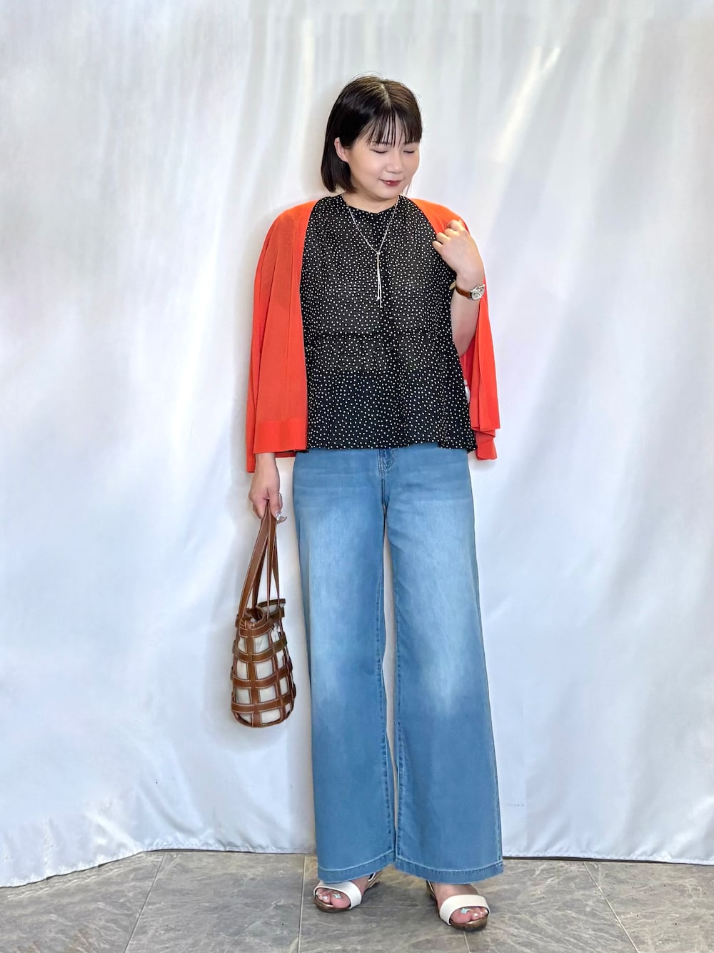 オレンジ系のカーディガン/ボレロ、ブルー系のその他パンツ、ホワイト系のサンダルを着用したレディースの夏コーディネートの1枚目の写真