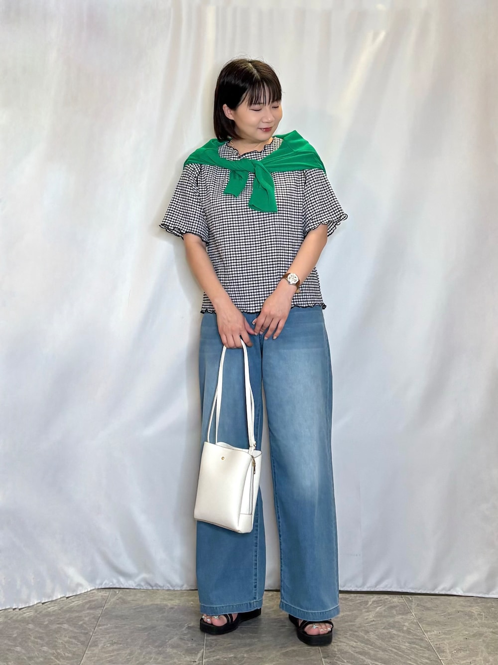 グリーン系のカーディガン/ボレロ、ブルー系のその他パンツ、ブラック系のサンダルを着用したレディースの夏コーディネートの1枚目の写真